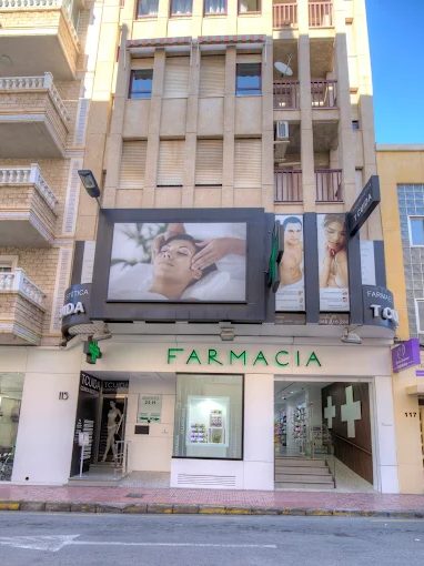 Fachada de TCuida Torrevieja, sobre la farmacia de Calle Antonio Machado