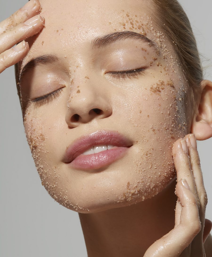 Tratamiento facial de exfoliación en cabina