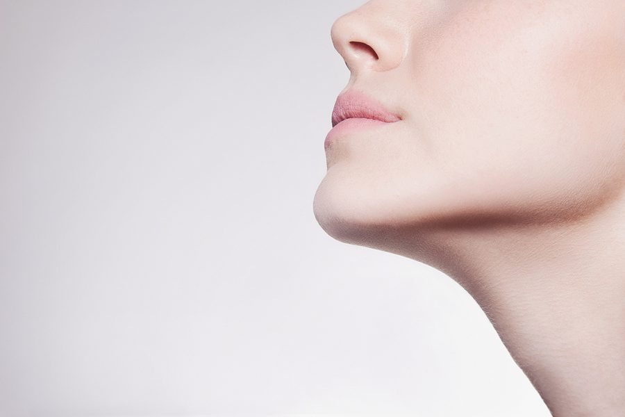 Detalle de piel luminosa en mentón y cuello